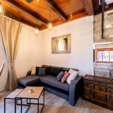 Stone House Prapatna-two Bedroom With Swimming Pool Casa de Férias *