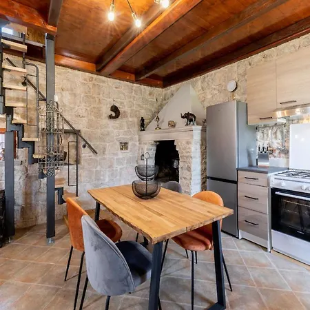 Casa de Férias Stone House Prapatna-two Bedroom With Swimming Pool *