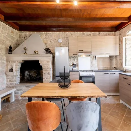 Casa de Férias Stone House Prapatna-two Bedroom With Swimming Pool Smokvica (Korcula)