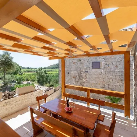 Casa de Férias Stone House Prapatna-two Bedroom With Swimming Pool *