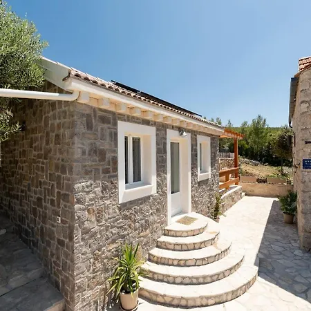 Stone House Prapatna-two Bedroom With Swimming Pool Casa de Férias *