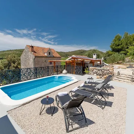 Casa de Férias Stone House Prapatna-two Bedroom With Swimming Pool *